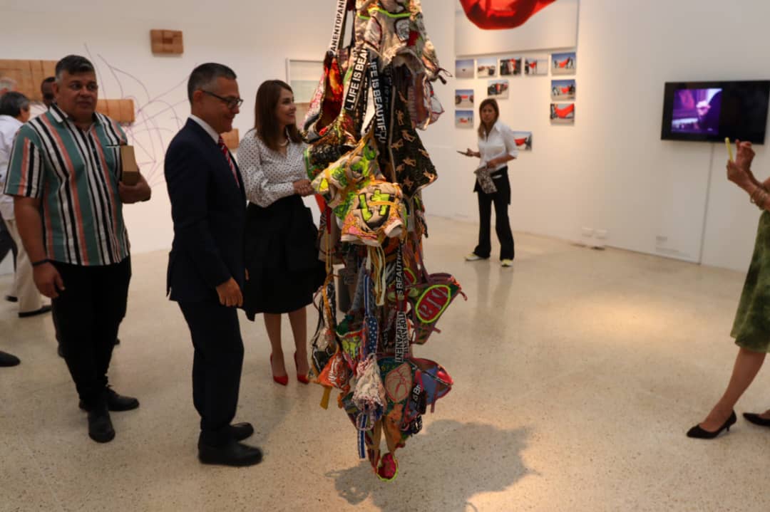 Inauguran muestra de artistas contemporáneas venezolanas “Una=Todas” en ...